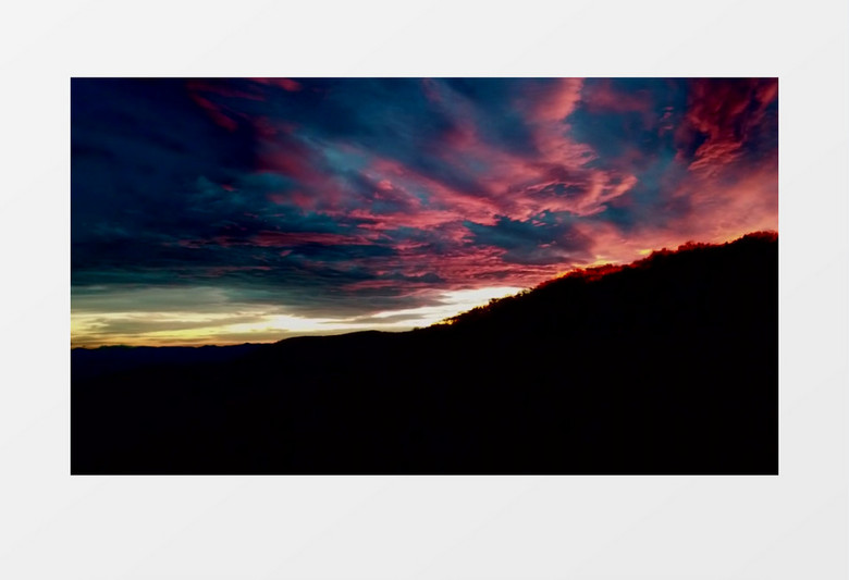 天空中被晚霞染成五颜六色的云团实拍视频素材