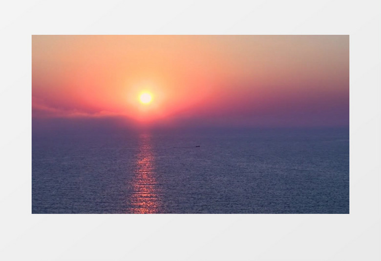 夕阳落下照应着海面实拍视频素材