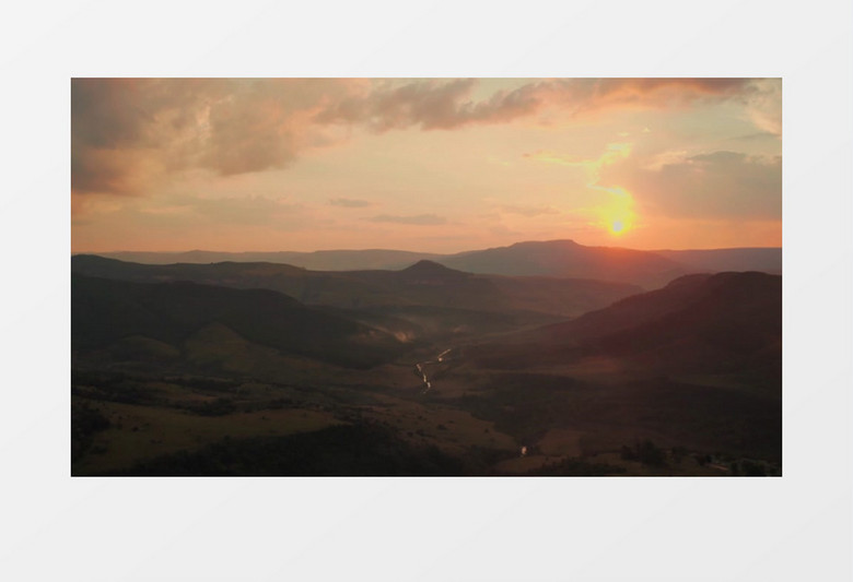 夕阳照耀着一望无垠的山谷实拍视频素材