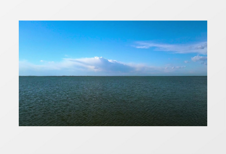 蓝天白云下波光粼粼的海实拍视频素材