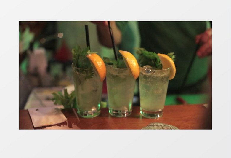 调酒师在给调好的饮品中插入吸管实拍视频素材