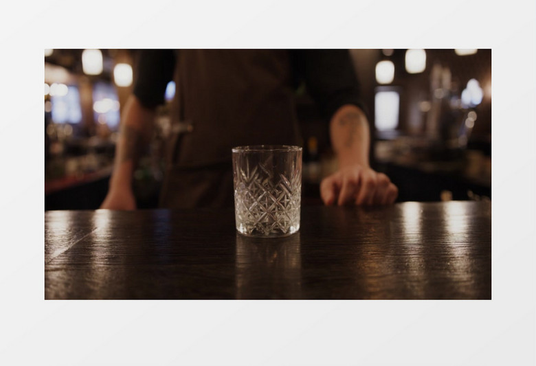 调酒师在制作威士忌实拍视频素材