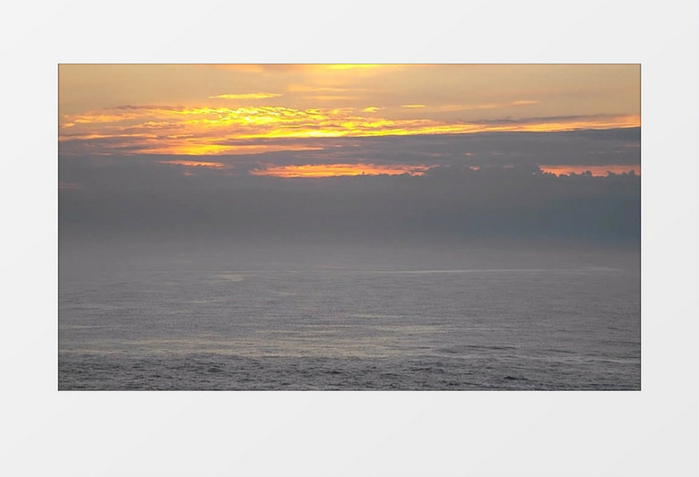 黄昏下海鸥在海面飞翔实拍视频