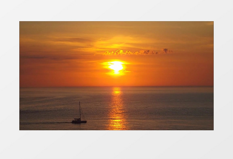 落日映射下海面的船实拍视频