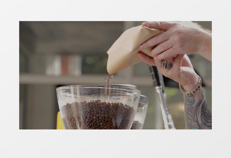 把咖啡豆倒入容器实拍视频