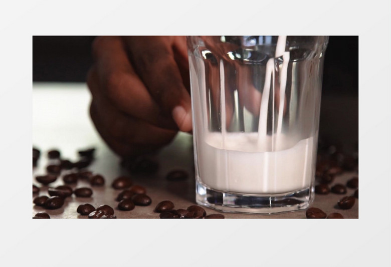 冲牛奶实拍视频