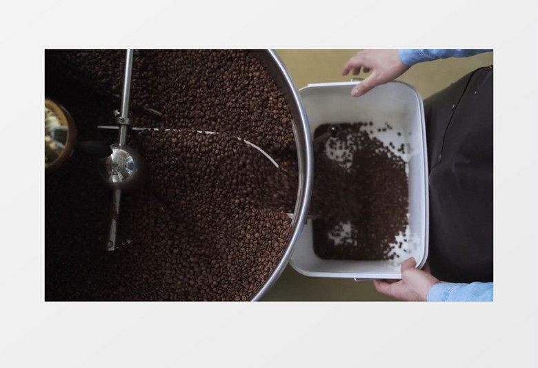 从机器里取出炒好的咖啡豆实拍视频