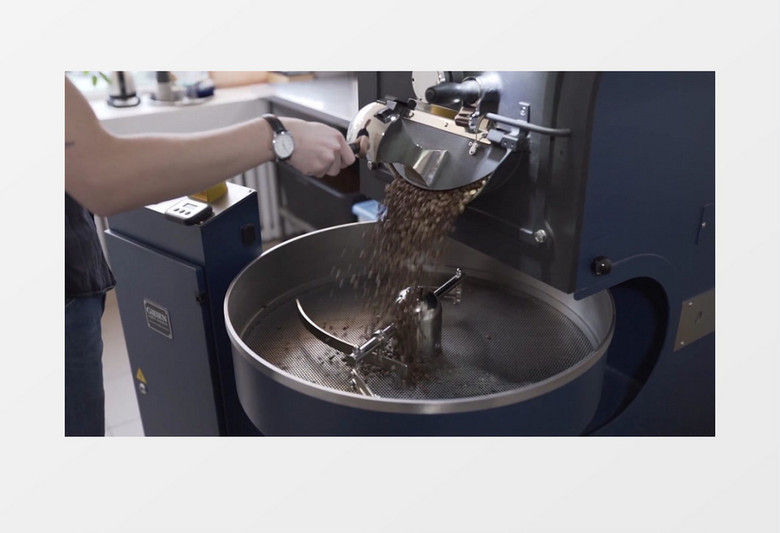 咖啡豆倒入机器实拍视频
