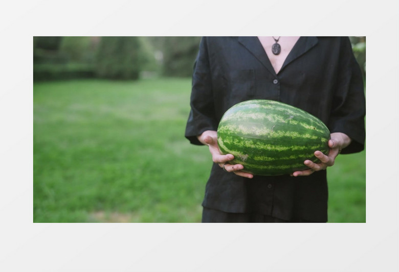 一个男生抱着西瓜实拍视频