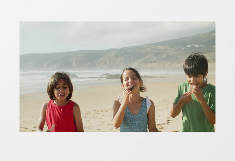 孩子在海边吃冰淇淋实拍视频