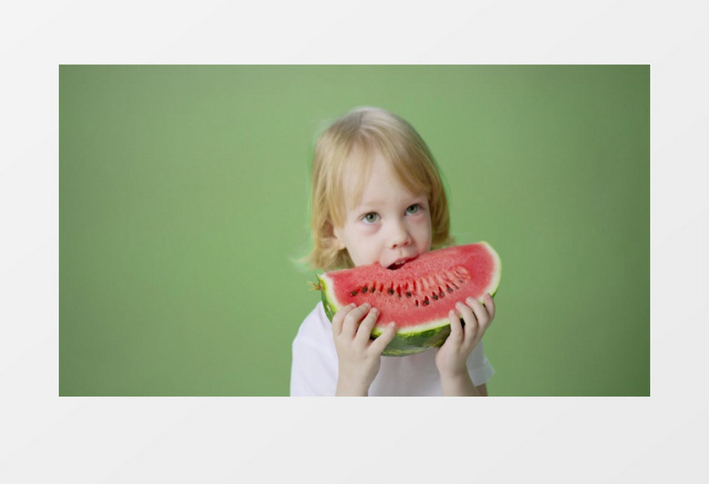 小女孩吃西瓜实拍视频