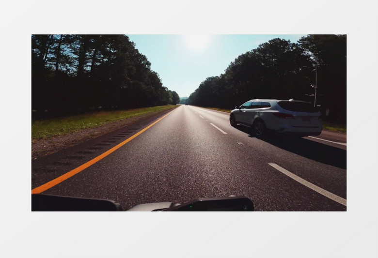 摩托车在公路上行驶实拍视频