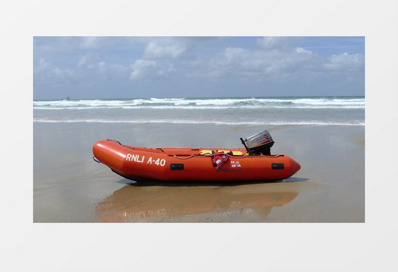 海边孤独的皮划艇实拍视频素材