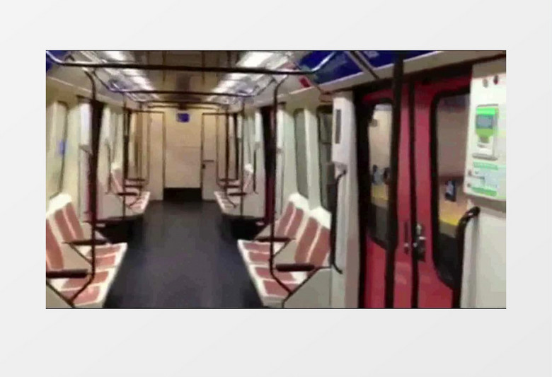 一人乘坐空地铁穿越城市实拍视频素材