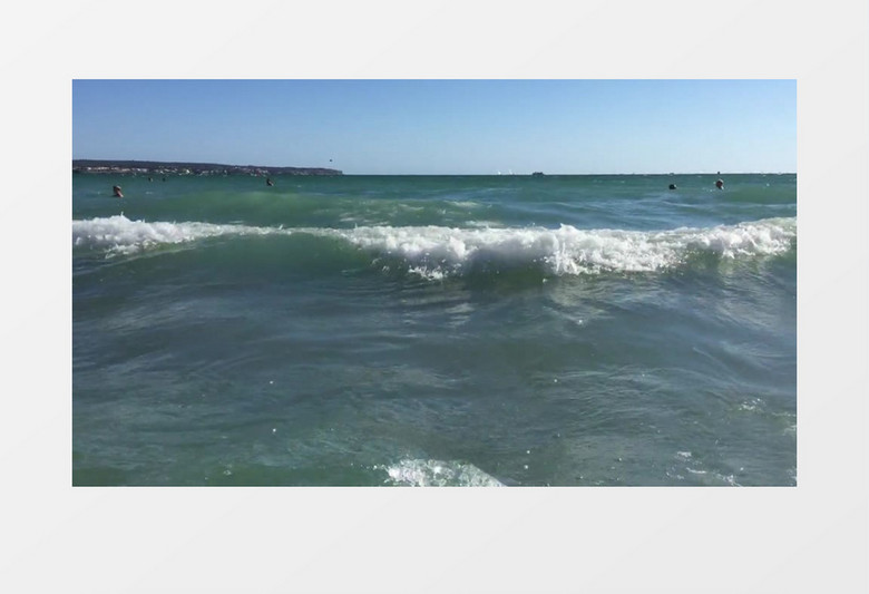 实拍波涛汹涌的海浪及游泳爱好者们实拍视频素材