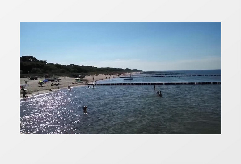 夏日乌泽多姆海滨长廊海滩游泳戏水实拍视频素材