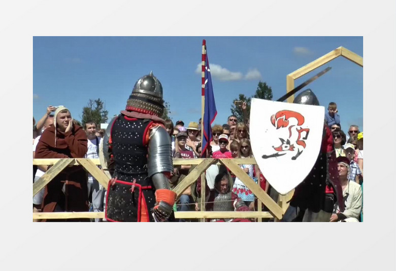 中世界身穿护甲手拿武器盾牌的勇士角斗实拍视频