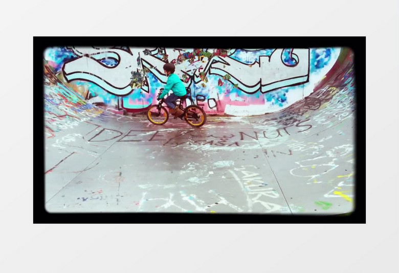 街头艺术小男孩骑山地车旋转运动实拍视频