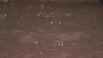 下雨天街道路边行人车辆实拍视频素材