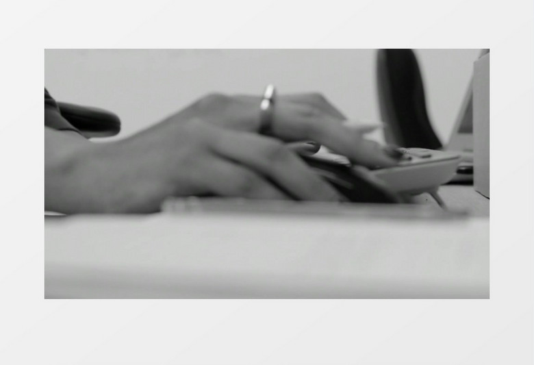 近距离拍摄办公室人员工作中操作鼠标实拍视频素材