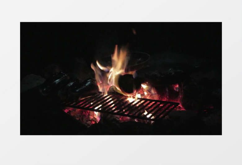 黑夜中生火野餐视频素材