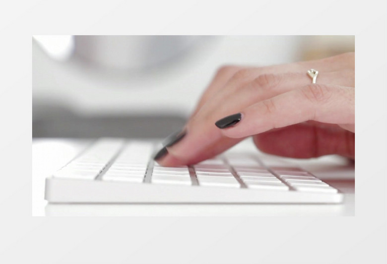 近距离拍摄办公室女性工作中手指操作电脑白色键盘实拍视频素材