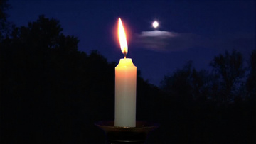 夜晚摇曳的蜡烛在黑暗中飘舞实拍视频