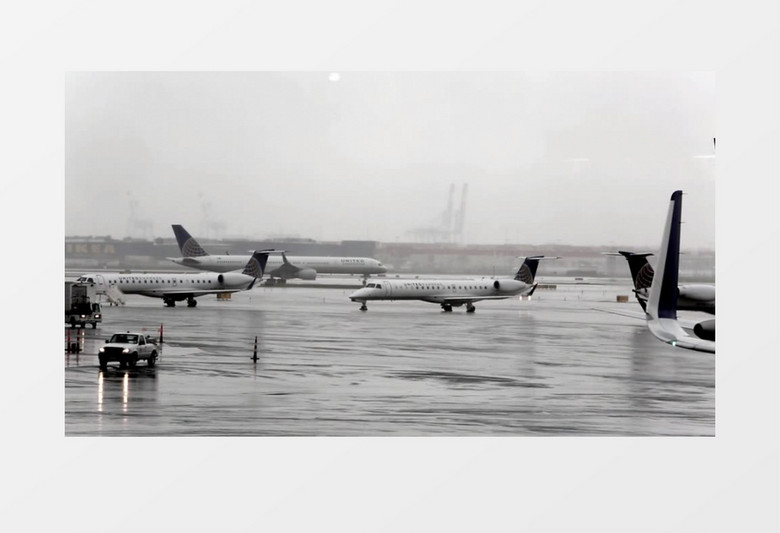 高清实拍在飞机场缓慢移动的汽车和着陆的飞机实拍视频素材