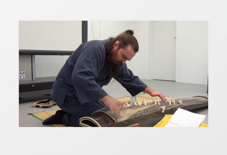 高清实拍胡须男子在弹奏乐器实拍视频素材