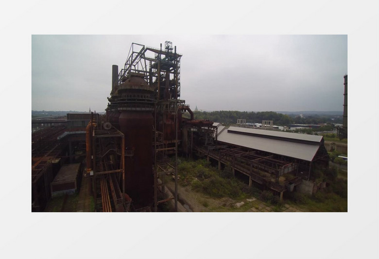 航空俯拍一座废弃的工厂实拍视频素材