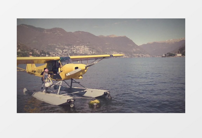 高清实拍飞行员在水面起飞飞向天空实拍视频素材