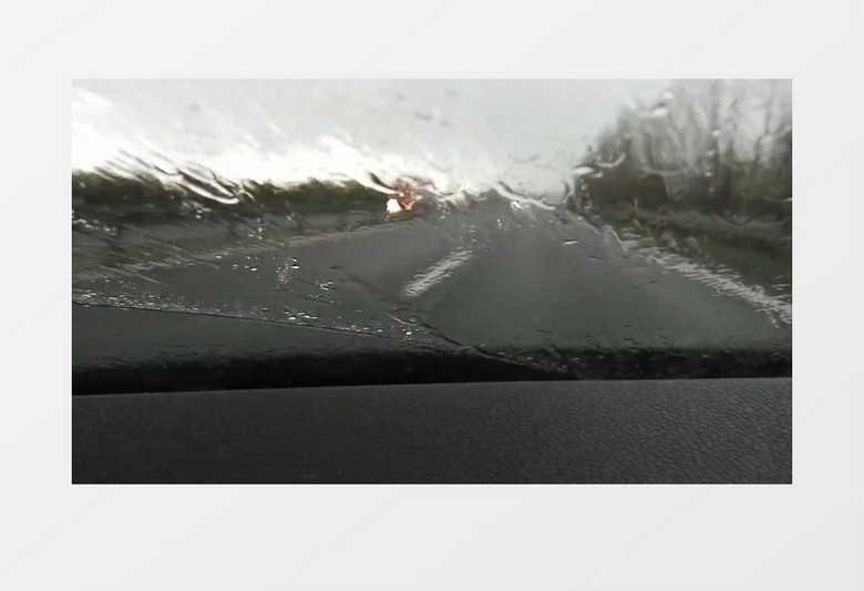 高速公路上快速行驶的汽车实拍视频素材