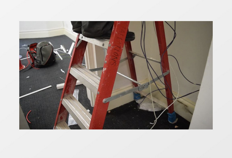 电工师傅在安装网线实拍视频素材