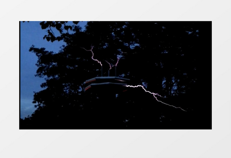 实拍夜晚在郊外树下一个不断发出电流的物体实拍视频素材