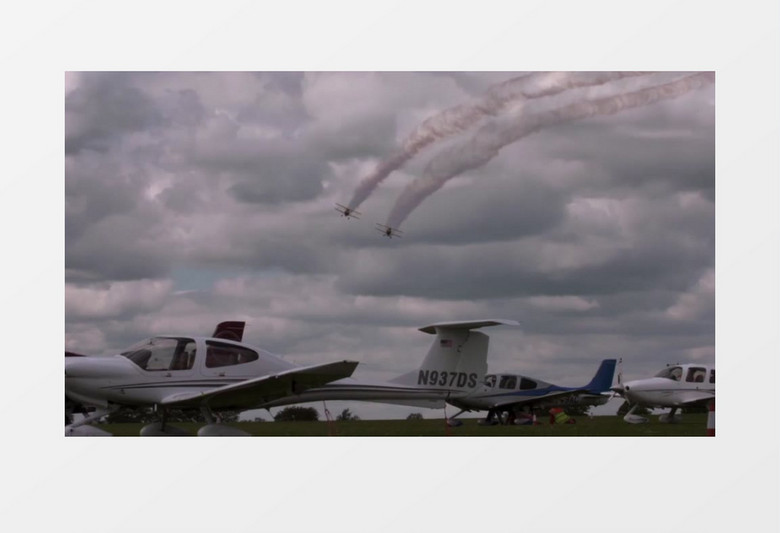 高清实拍滑翔机起飞并在空中表演各种杂技动作实拍视频素材