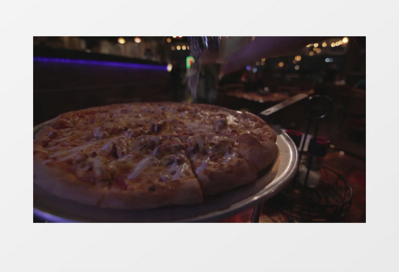 高清实拍厨师给比萨调味过程实拍视频素材