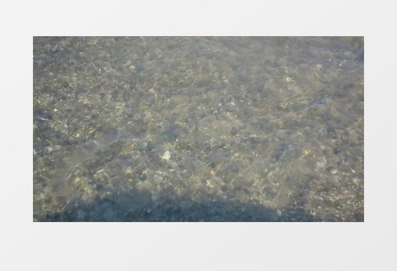 海滩上浪花一朵朵实拍视频素材