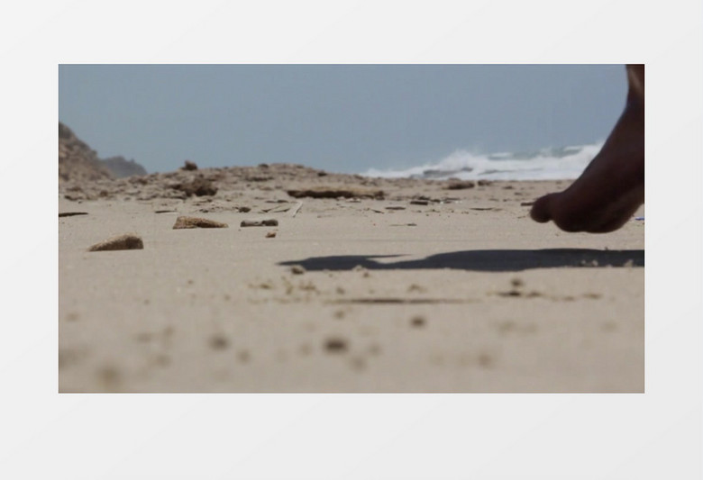 海岸悠闲行走的旅客实拍视频素材