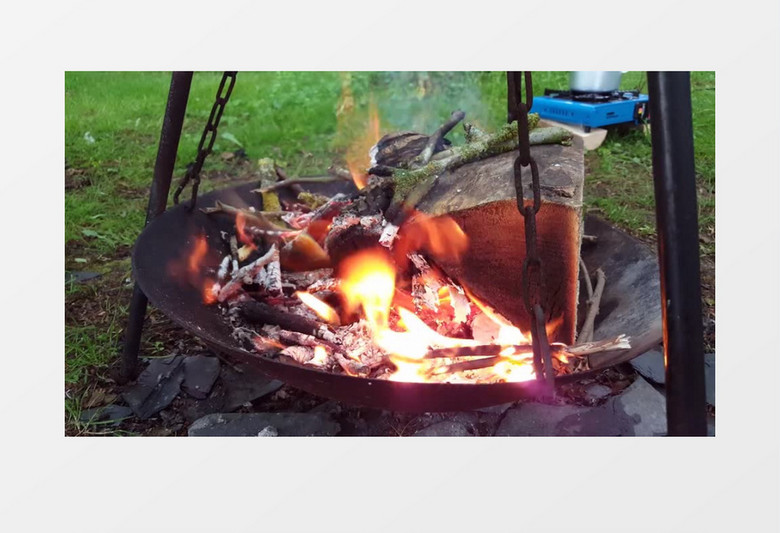 露营燃烧的篝火实拍视频素材