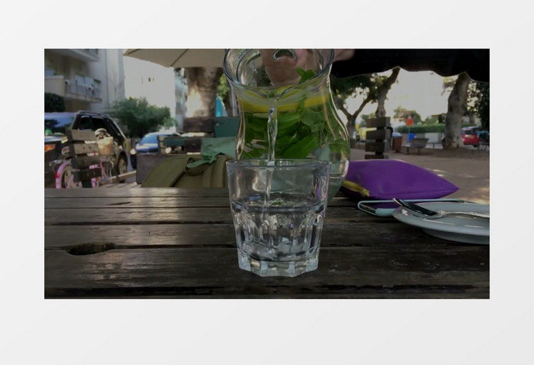 玻璃水杯倒满水视频素材