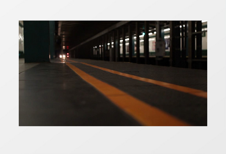 高清仰视拍摄美国纽约火车站地铁进站地面实拍视频素材