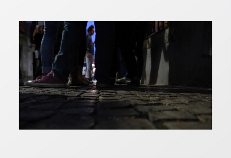 低视角拍摄城市傍晚鹅卵石人行道人群实拍视频素材