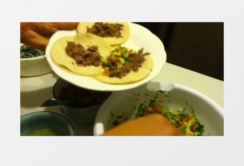 近距离拍摄墨西哥人厨房准备食品实拍视频素材