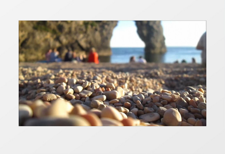 低视角散景拍摄海滩海边鹅卵石人度假实拍视频素材
