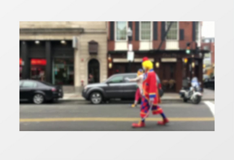 小丑街头行走实拍视频素材
