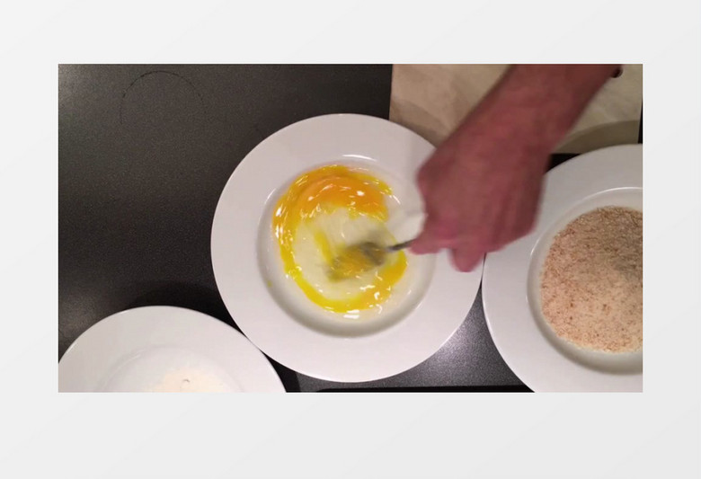 弗里施厨房里快速搅拌鸡蛋实拍视频