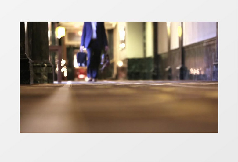城市街上男子提包行走实拍视频