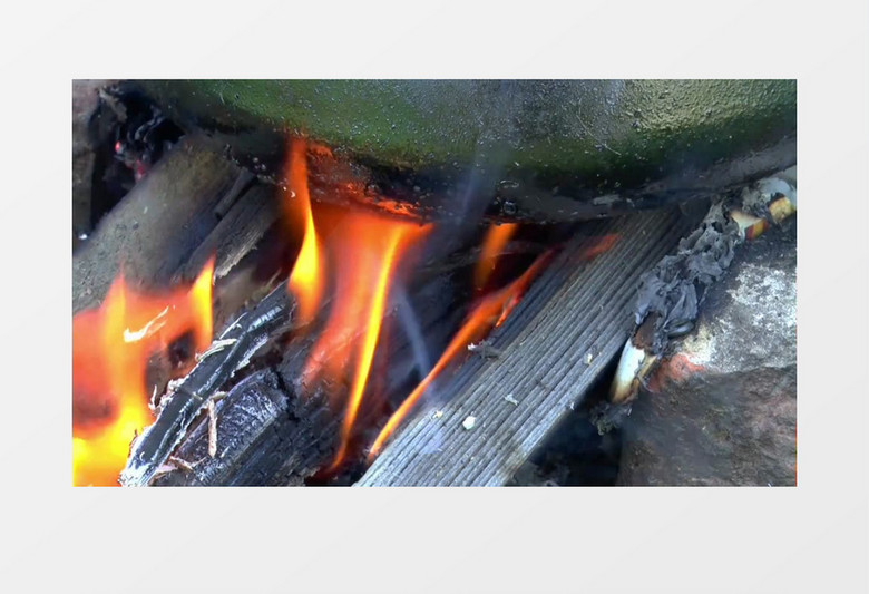 近距离拍摄高清户外木头燃烧水壶烧水实拍视频素材