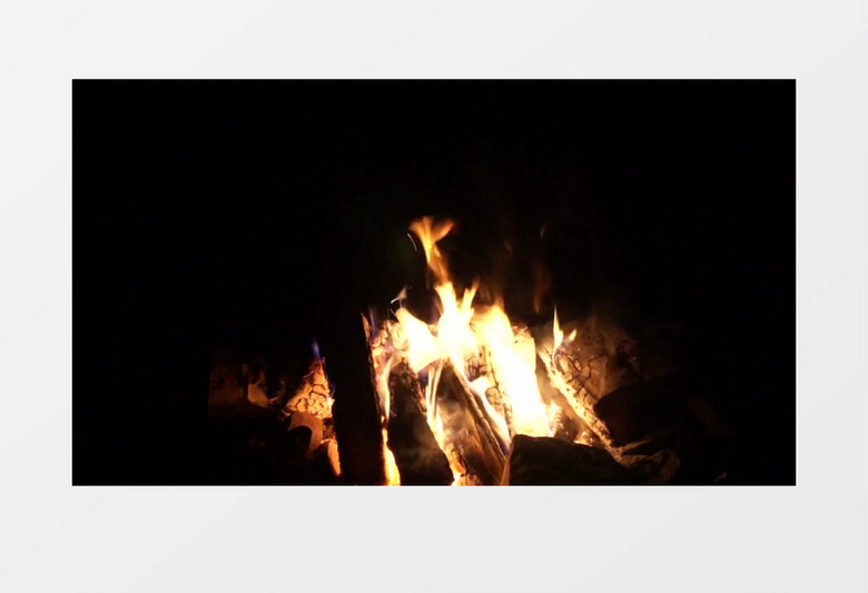 近景拍摄黑暗中不断燃烧的木材火光明亮实拍视频素材