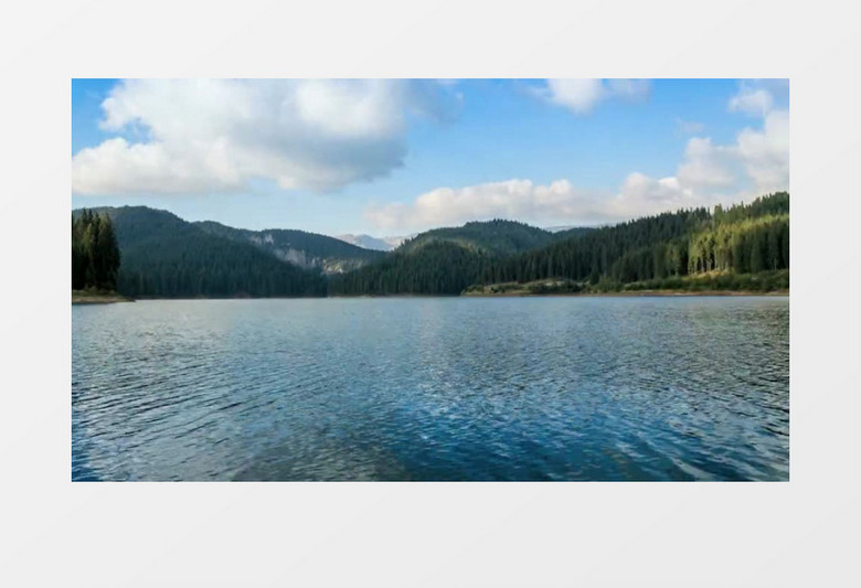 日光下的湖面及远处山林在一天时间内的变化实拍视频素材